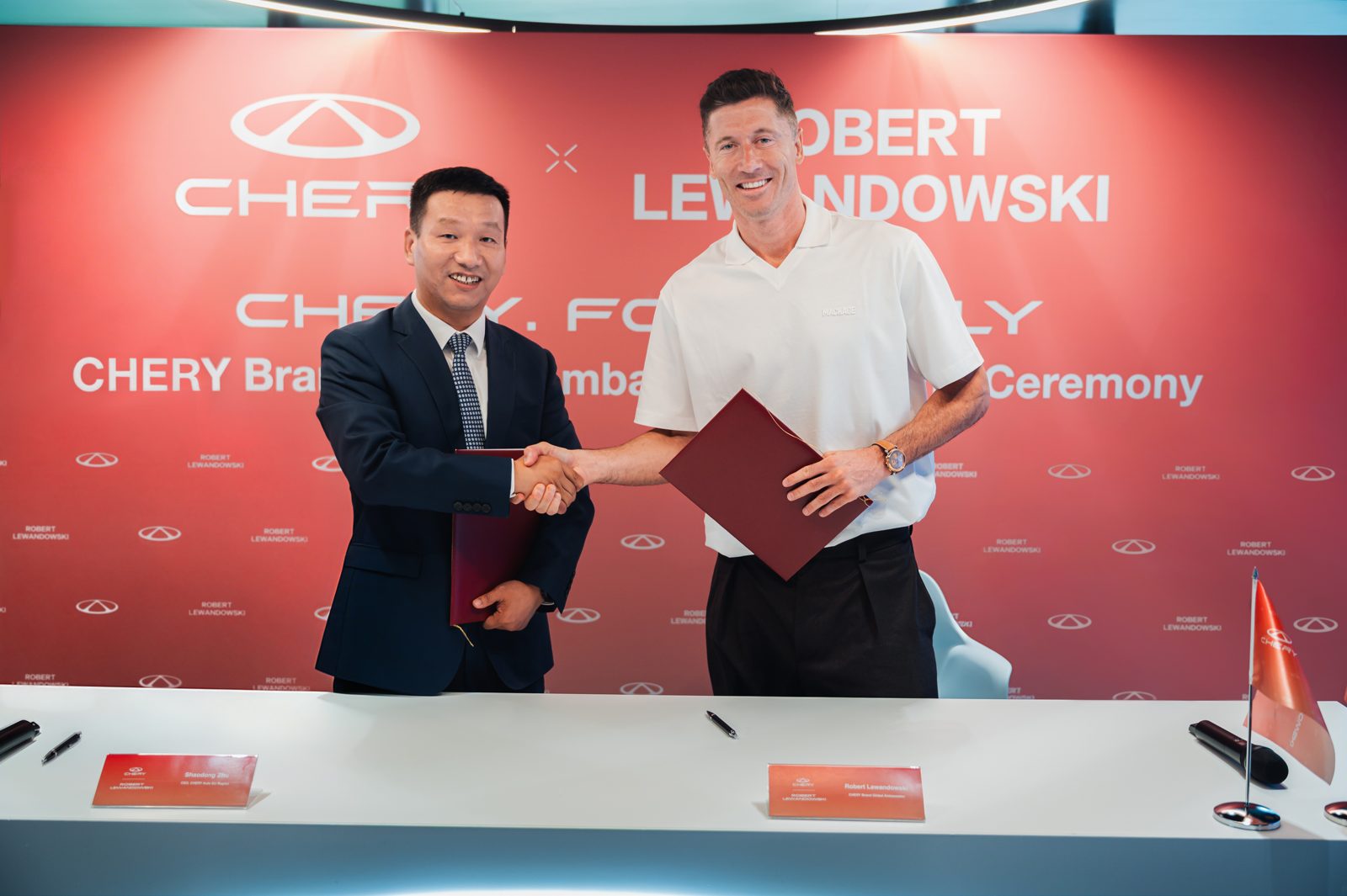 Robert Lewandowski och Zhu Shaodong, Chery International, skakar hand vid avtalsceremonin i Barcelona